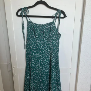 Klänning - En jättefin sommarklänning som är helt oanvänd då det inte är min stil 🩷 Storlek S 🌸 Finns en ljusblå också