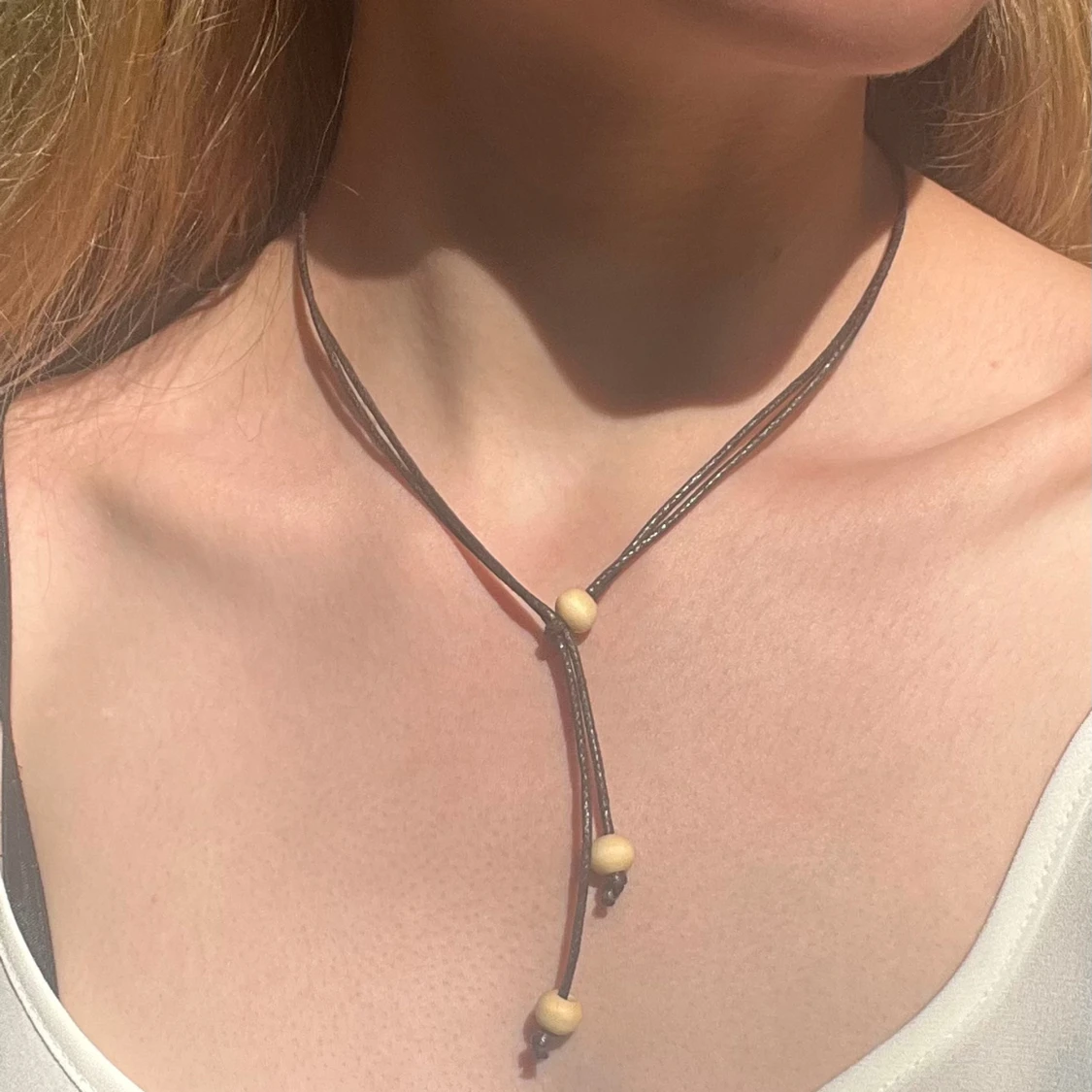 Handgjort halsband av konstläder med träpärlor