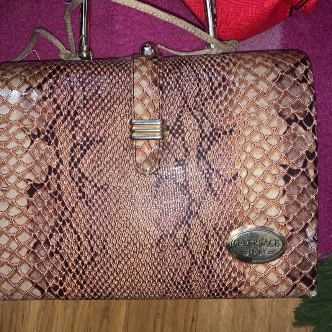 Brun handväska från Versace med ormmönster - 1
