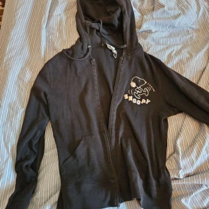Snobben-hoodie - Gullig hoodie med Snobben-tryck! Storleken är 40-42, tightare fit på mig som brukar ha M men sitter väldigt skönt. :)