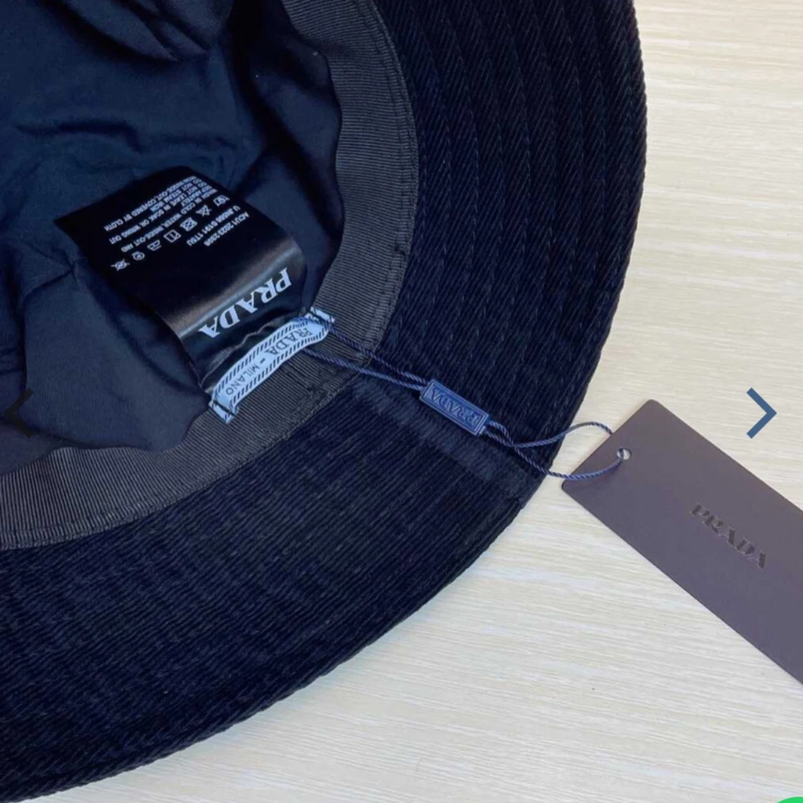 Svart manchester bucket hat från Prada - 2