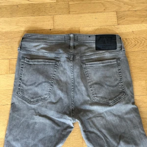 Jack and Jones jeans  - Jack and Jones jeans | Storleken är 31/32 | Modellen är Skinny fit Liam | Hör av er vid frågor eller funderingar!