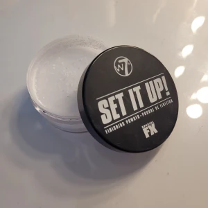 W7 Set It Up! finishing powder - Translucent finishing powder från W7 i rund burk med svart lock. Perfekt för att fixera sminket och ge en matt finish. Lätt och silkeslen formula som smälter in i huden utan att kännas tung.