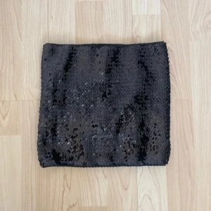 Glittertopp - Säljer en svart glittertopp! Storlek S