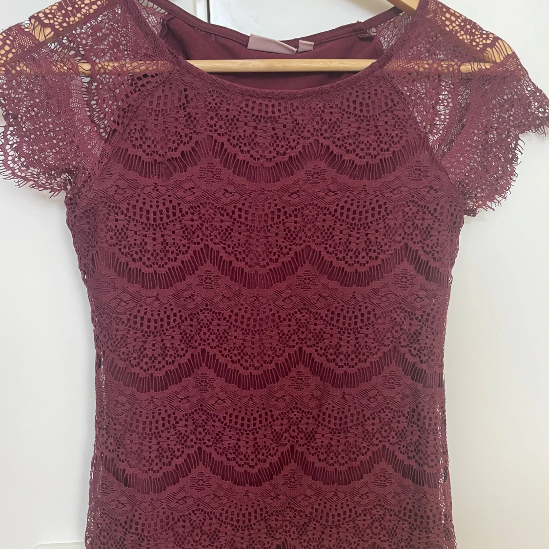 Vinröd spetstopp med kort ärm