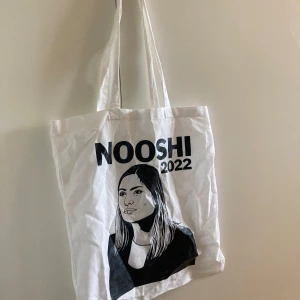 Tygkasse - Nooshi 2022 - Tygkasse från Vänsterpartiets merch inför valet 2022. Helt oanvänd.
