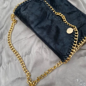 Svart axelväska med guldkedja - Brand new, perfect condition!💞