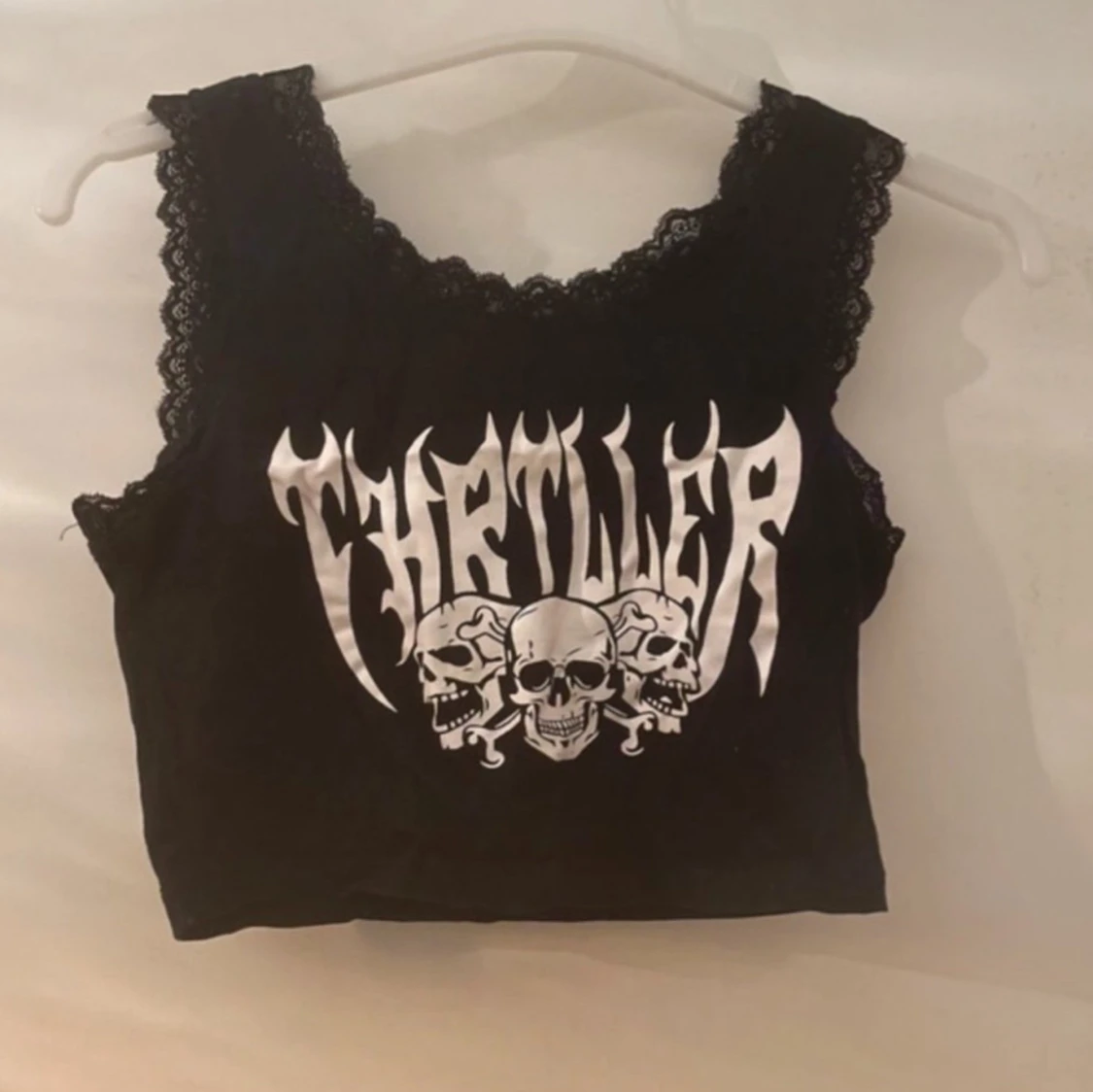 Svart croppad linne med spets och tryck