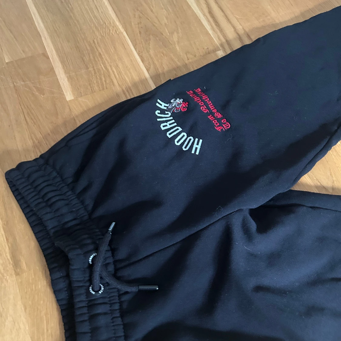 Svarta mjukisbyxor från Hoodrich barnstorlek S 8-10 års ålder 