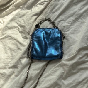 Stella McCartney liknande väska - Säljer min Stella McCartney liknande väska. Den har hållit sig i gott skick och har ej några defekter!    