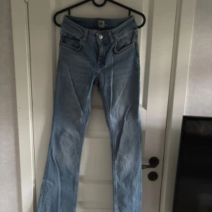 Jeans  - Jeans från lager 157! De är knappt använda men de har ett håll i låret som är ett misslyckat försök av något typ av detalj men som går att rädda! De har även lite fransar nertill!
