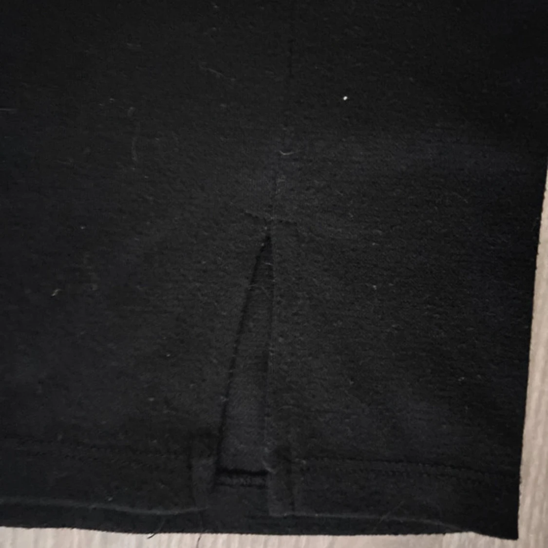 Svart kortkjol med slits - 1