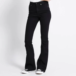 Svarta bootcut jeans - Svarta jeans från lager 157 i modell snake flare. Helt nya oanvända, strl S short. Passar mig som är 160