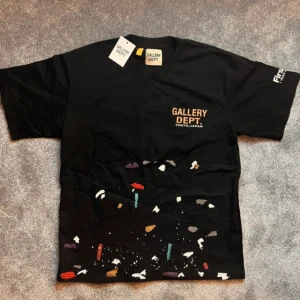 Svart Gallery Dept. t-shirt S - Tja, säljer min riktigt snygga svarta t-shirt från gallery dept med tryck på bröstet och färgstänk i olika nyanser framtill. Den är i storlek s och är aldrig använd. Skick 10/10. Hör av dig om du har någon fråga