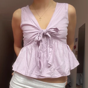 Söt topp - Så söt topp med volanger, peplum och rosett🥰🥰💕💕 Det står ingen storlek men passar XS och S🩷🌸 inte mina bilder eftersom den tyvärr är för liten