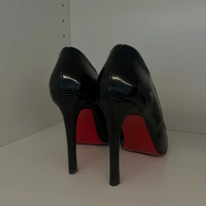 louboutin klackar - Säljer dessa louboutin liknande klackar. Dom är otroligt slitna på undersidan (se sista bilden), däremot inget som syns när man har på sig dom. Går att täcka med röda skydd man brukar ha till loubs.  🩷 pris kan diskuteras