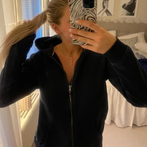 Mörkblå hoodiejacka med dragkedja - Säljer min mörkblåa talphlauren zip