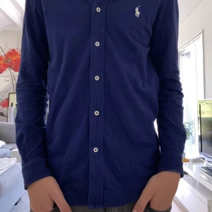 Mörkblå skjorta Polo Ralph Lauren - Säljer en snygg marinblå skjorta från Polo Ralph Lauren, har provat den men annars är den helt oanvänd. Storleken är egentligen XS men passar även S. Tveka inte vid frågor⁉️