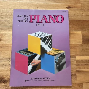 Bastien Bit för Bit Piano Del 1 - Perfekt för dig som vill lära dig spela piano från grunden! Den här boken är första delen i en populär serie och innehåller färgglada illustrationer och enkla övningar som gör inlärningen rolig och inspirerande.