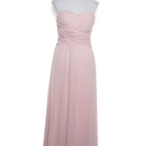 Balklänning  - Fin rosa balklänning, säljer då den var för stor på mig. Har en liten fläck på insidan men inget som syns utåt!💞