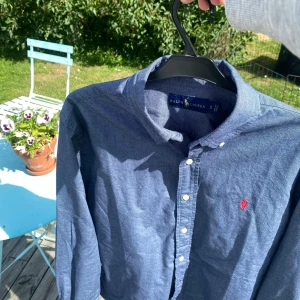 Blå Ralph Lauren skjorta - Säljer en snygg Ralph Lauren skjorta i en unik blå färg. Den är i riktigt bra skick. Storlek S. Hör av dig om du vill ha fler bilder eller vid andra funderingar. 😀 ☀️ 