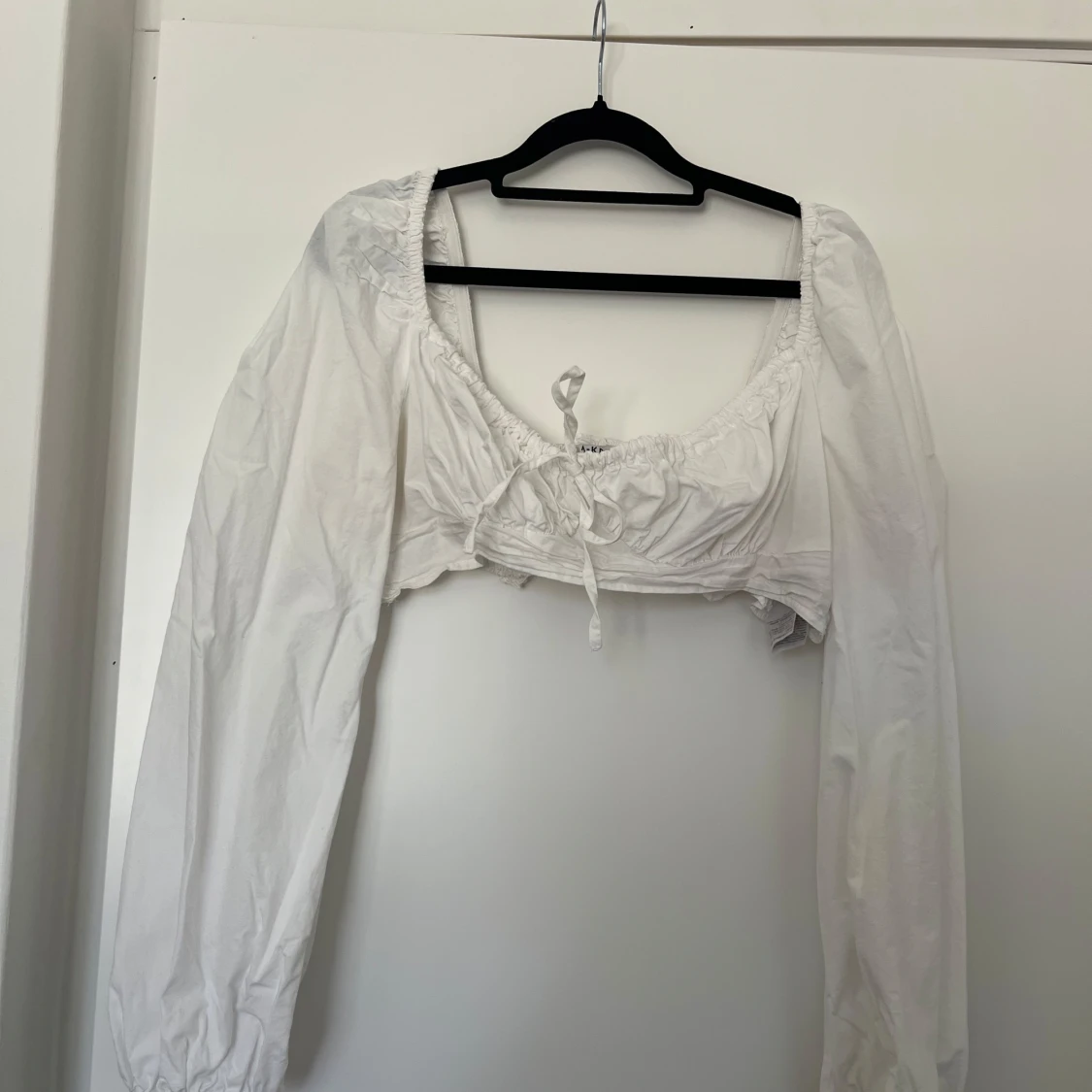 Vit croppad blus med puffärm