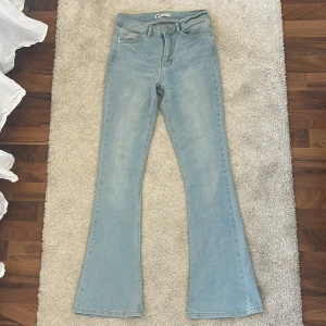 Ljusblå bootcut jeans från g perfect jeans - Säljer ett par ljusblå bootcut jeans från g perfect jeans i storlek S. Jeansen har hög midja, klassisk femficksdesign och är tillverkade i mjukt denim. Perfekta för dig som gillar retrovibbar och vill ha en snygg siluett med utsvängda ben.