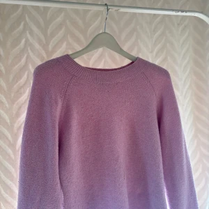 Rosa stickad tröja från Vero Moda - Supermysig rosa stickad tröja från Vero Moda i storlek XS. Tröjan har rund halsringning, ribbade muddar och lång ärm. Perfekt för lager-på-lager och chill dagar. Enkel och stilren design som är lätt att matcha med jeans eller kjol.