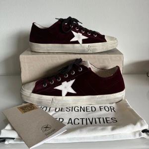 Vinröda sneakers från Golden Goose - Sjukt häftiga golden goose vstar skor med en överdel av vinröd sammet. De är nästintill nya då de bara har använts en gång. Box, dustbag och certifikat följer med. 