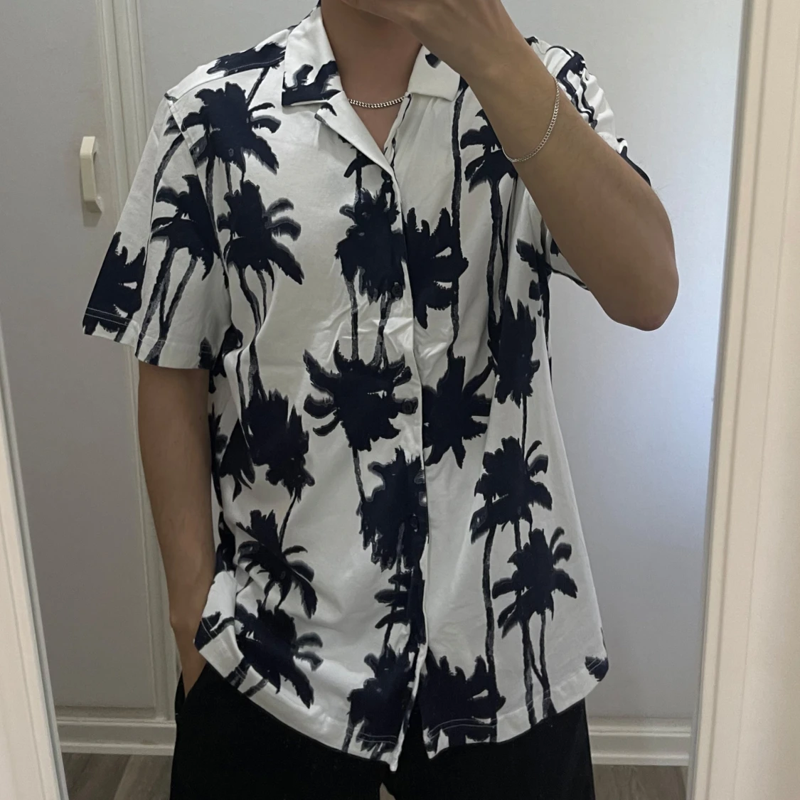 H&M vit skjorta med palmmönster - 1