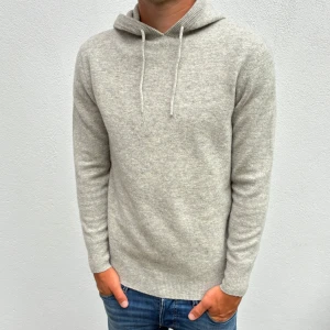 Kashmir/Merino hoodie - Ljusgrå Kashmir/Merino hoodie | Storlek S | Modellen är 177cm lång | Endast testad, därför toppskick | Hör av dig vid frågor
