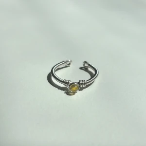 Citrine Ring - Denna ring är tillverkad för hand med rostfri ståltråd, vilket gör den både hållbar och rostfri. Den är justerbar för att passa perfekt och pryds med pärlor av äkta citrin, Ringen är även vattentålig och passar utmärkt för daglig användning. 