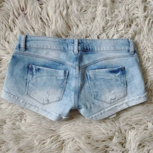 Super LOWRISE LJUSBLÅ lågmidjade jeanshorts med fickor - Se profil för flera lågmidjade jeanshorts och Sthlm stil kläder💞Såååå sjukt snygga! Midja rakt över: ca 38 cm💞