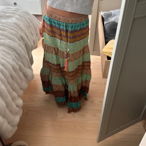 Mönstrad långkjol  - Jättefin långkjol från Zara. Blir längre när man stryker den. Fint skick. 