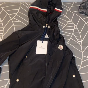 Moncler windbreaker - Moncler jacka som håller dig stilren och bra mot vind/regn. Märket scannar och allt om ni vill ha fler bilder är det bara att höra av sig. Den är helt ny och säljer den för ett underbart pris. Digital kvitto tillgängligt