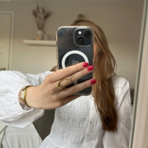 Chunky abstrakt guldring - Säljer en chunky ring i guld med modern, abstrakt form. Ringen har en öppen, organisk design som verkligen sticker ut och ger en cool vibe till din outfit. Perfekt för dig som gillar statement-smycken och vill ha något unikt på fingret.