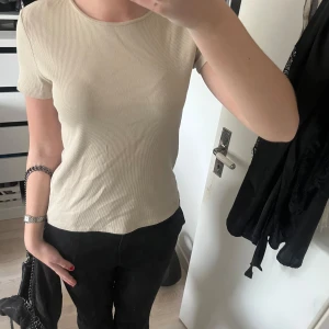 Beige t-shirt  - En basic beige tshirt!!🫶🤍🤍passar till allt!!
