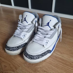 Nike Air Jordan 3 Racer Blue - Tja! Jag säljer ett par Jordan 3 Racer Blue i riktigt fint skick. De är lite använda men syns knappt förutom lite på sulan (se på bilderna). Storlek 43. Nypris är runt 2500, mitt pris 1000kr, dock förhandlingsbart. Bara hör av dig!