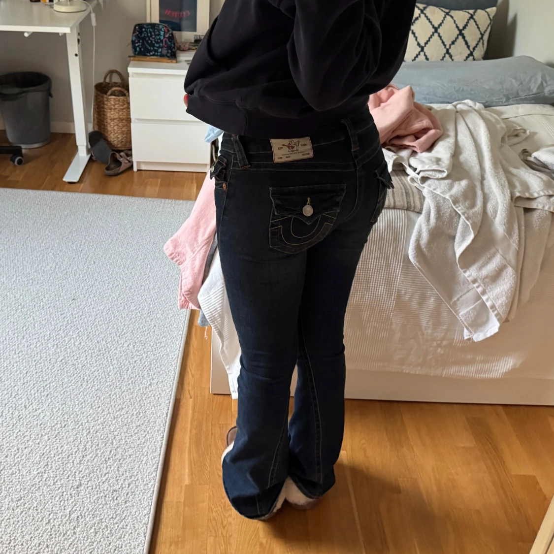 Mörkblå bootcut jeans från True Religion - 1