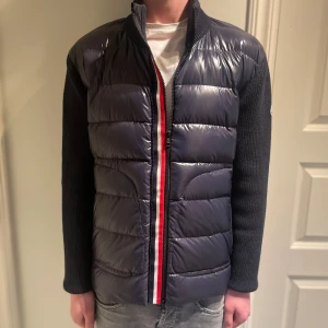 Moncler Cardigan - Hej! Säljer nu denna Moncler Cardigan. Garanterad äkthet! Mycket sällsynt och eftertraktad modell. Mycket bra skick!Uppvikta ärmar när bilderna togs. Storlek XXL men kan passa L. Modellen är 188 och väger 73kg. Hör av dig vid frågor eller funderingar👋