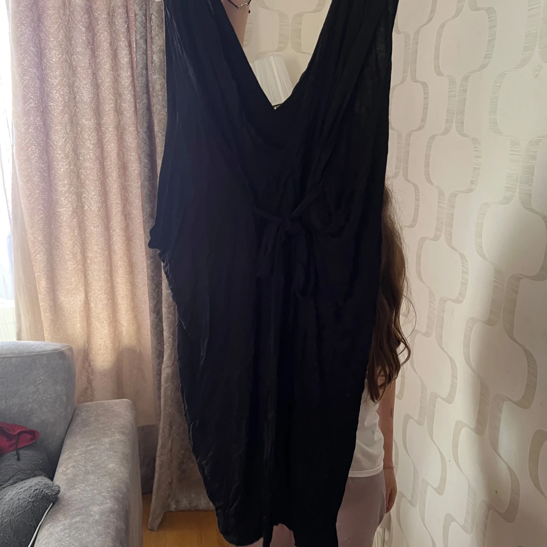 Svart långklänning med strassdetalj - 1