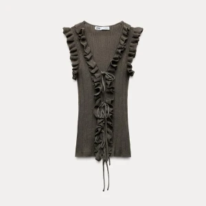 Ribbad topp med volang från Zara - Populär topp från Zara, använd en gång så fint skick!’