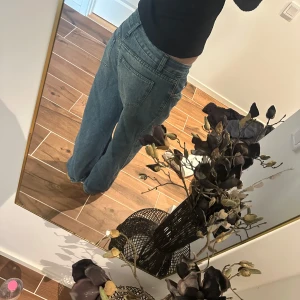 Blåa baggy jens  - Säljer ett par klassiska blå jeans med raka ben och normal passform. Jeansen har 4 fickor, knapp och dragkedja framtill samt en enkel, tidlös look. Perfekta för dig som gillar en avslappnad stil och baggy.