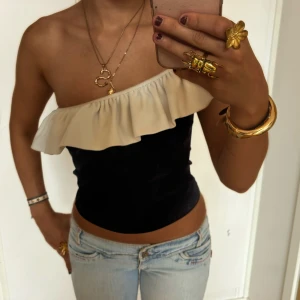 One shoulder volangtopp  - Så fin svartvit one shoulder volang topp! Jag är 168 och det är mina bilder, köp via köp nu direkt eller Swish, kvar tills markerad som såld 💕