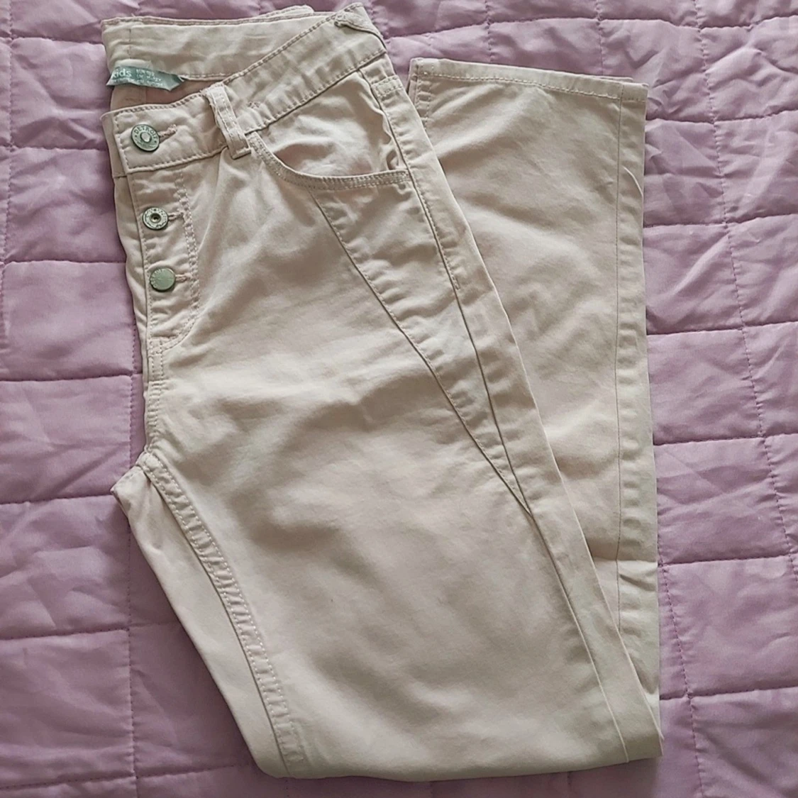 Rosa byxor med knappar, storlek 11-12 år