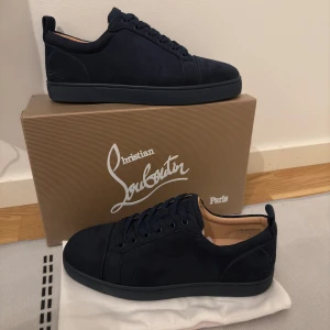 Louboutins  - Säljer nu dessa sprillans nya louboutinsen. De är i strl 42. Du får med allt som visas på bilderna dvs skor, dustbag, box osv. Mer loubs finns i min profil. Bara att skriva ett DM vid intresse!