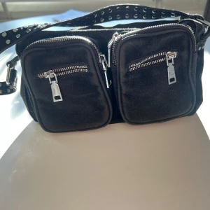 Svart axelväska från Noella - Säljer min svarta väska från noella.