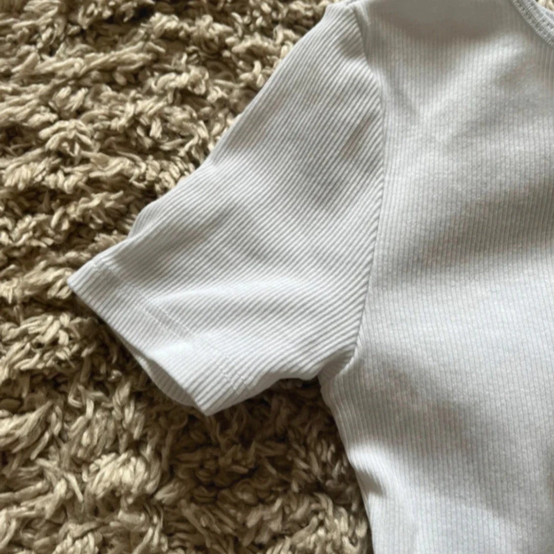 Vit ribbad t shirt från H&M - 1