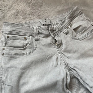 Gråa LTB jeans - Säljer de populära valerie jeansen! Storlek 27/30 men är uppsprätta i benen, kolla innerbenslängd. Är något korta på mig som är 170+.