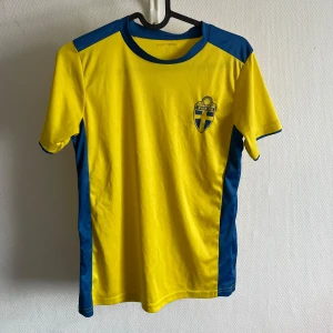 Sverige fotbollströja i gult och blått.  - Mycket bra kvalitet och pris 